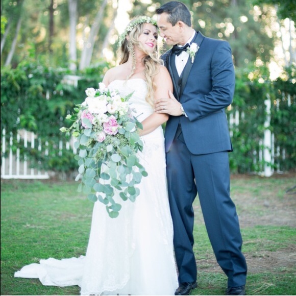 Hi I'm Anna, thanks for stopping by my closet!  😘 - Picture 3 of 5