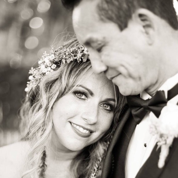 Hi I'm Anna, thanks for stopping by my closet!  😘 - Picture 2 of 5