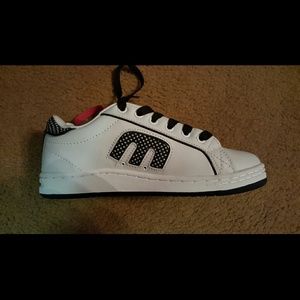 Etnies sneakers never worn