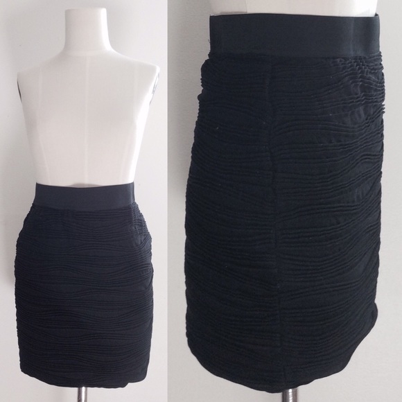 ❌SOLD❌💥 H&M 👯 Black Puckered Body-con Skirt - Picture 1 of 4