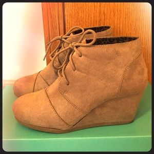 size 7.5 taupe lace up bootie wedges