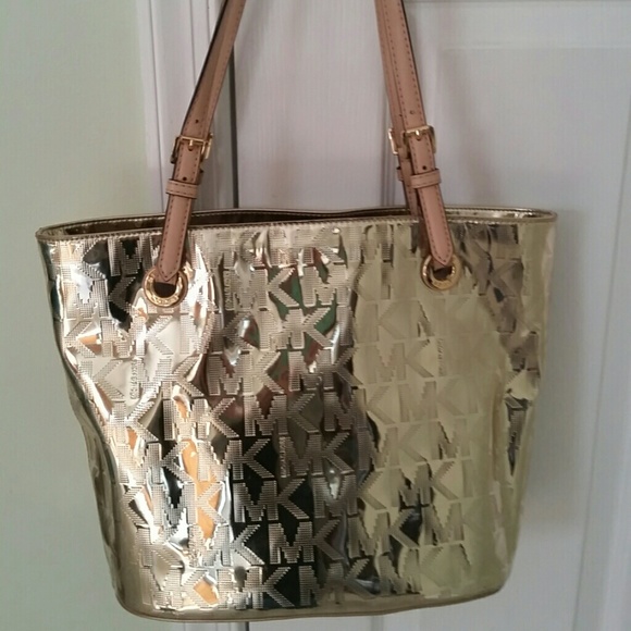 AUTHENTIC MICHAEL KORS! :)