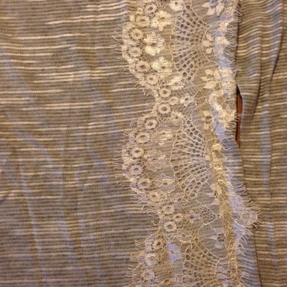 ❌Bundled❌🍁SALE🍁Gray and White Top - Picture 4 of 4