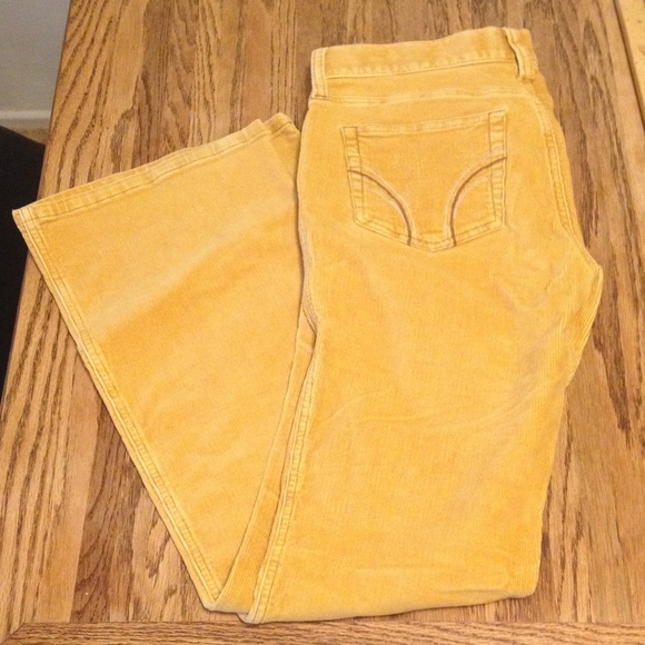 FALL 🍂🍃🍁Mustard Hollister corduroys!