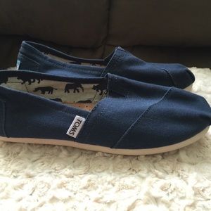 Navy toms