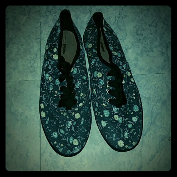 Black floral shoes like new