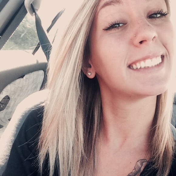 Meet your Posher, Nicole - Picture 1 of 1