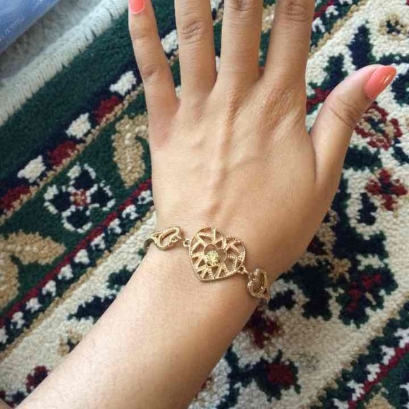 Jewelry - Gold heart bracelet