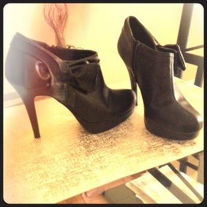 Madeline Stuart black leather booties with bow 10M