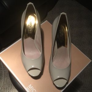 Authentic Michael Kors Vanilla Peep Toe Shoe 7M