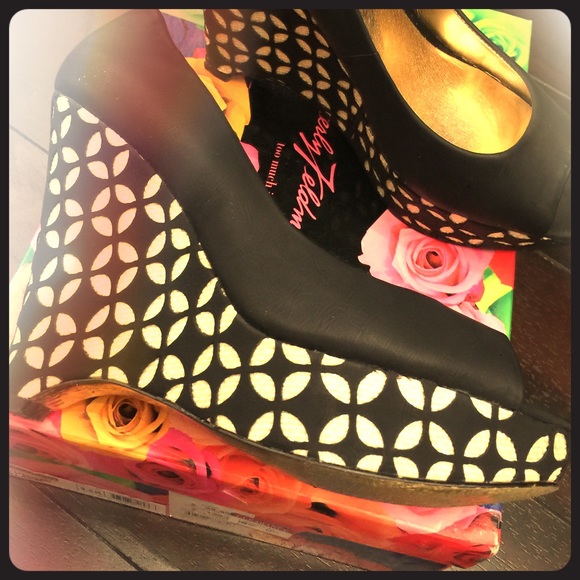 Beverly Feldman size 9.5M peep toe platform