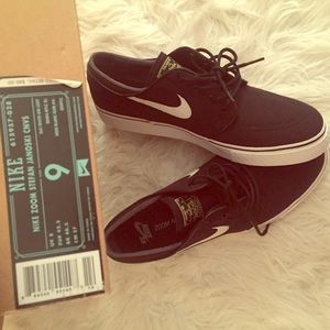 Nike shoes size 9