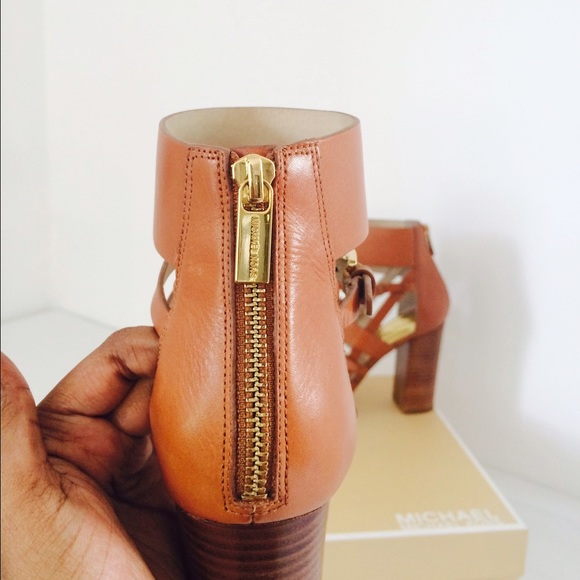 ❌❌SOLD❌❌ 🎉HP🎉MICHAEL KORS leather Strappy heels - Picture 3 of 4