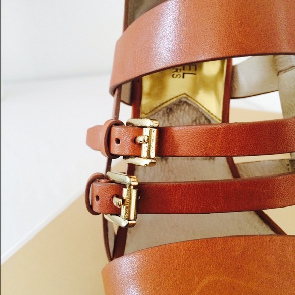 ❌❌SOLD❌❌ 🎉HP🎉MICHAEL KORS leather Strappy heels - Picture 4 of 4