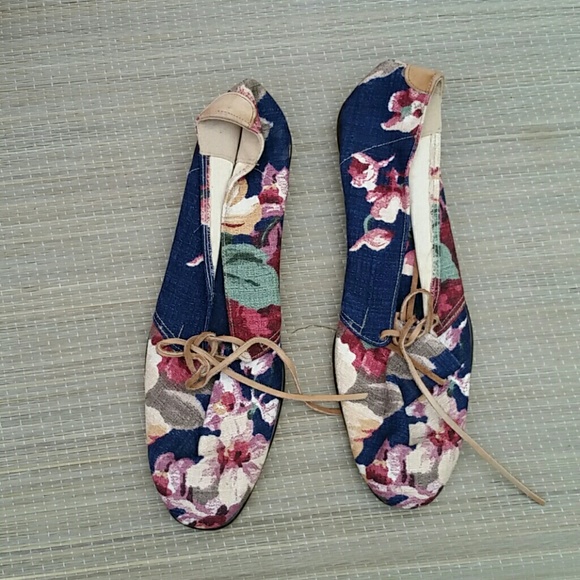 Seychelles Shoes - Seychelles Casual Floral Print Shoe. Size 10