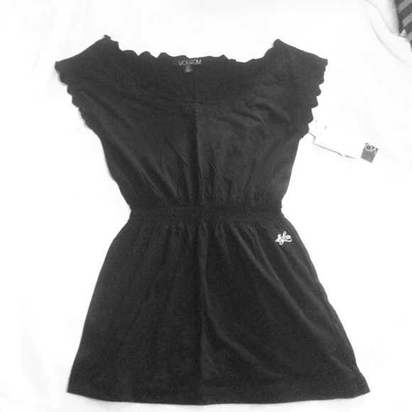 Black Volcom top