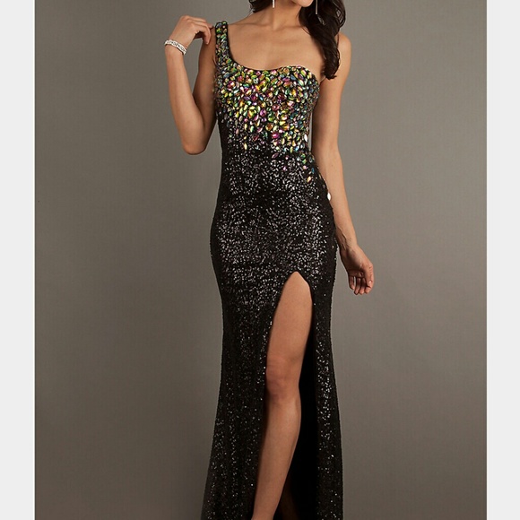 Lowered $ La Femme prom Long Black one shoulder