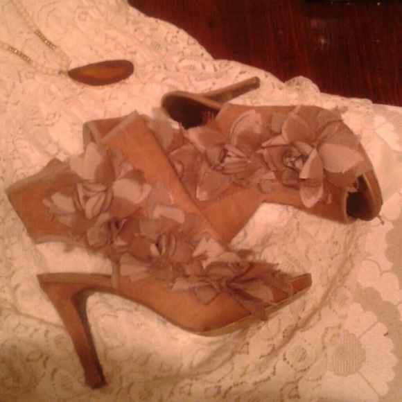Nude flower booties, by report.