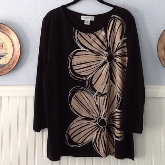 3/4 SLEEVE BLACK TOP WITH FLORAL DESIGN