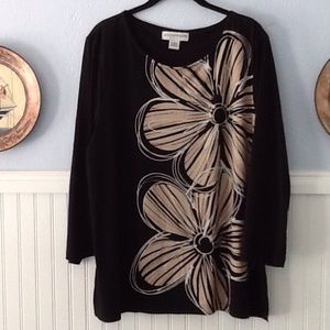 3/4 SLEEVE BLACK TOP WITH FLORAL DESIGN