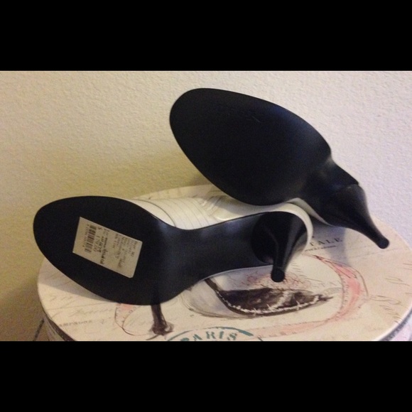 Cream/beige leather boots - Picture 2 of 2