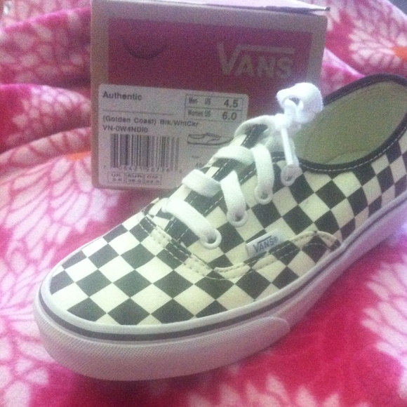 Brand New classic checkered vans size 6