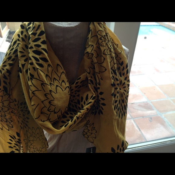 Scarf⭐️🌟☀️☀️ - Picture 1 of 5
