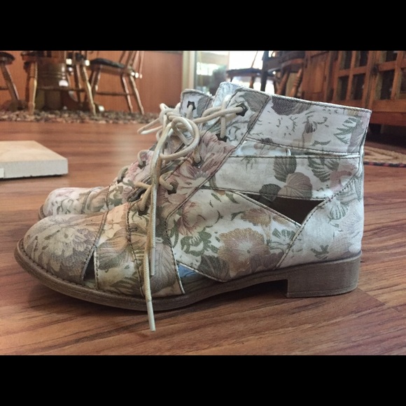 FALL BOOTIES - Picture 1 of 1