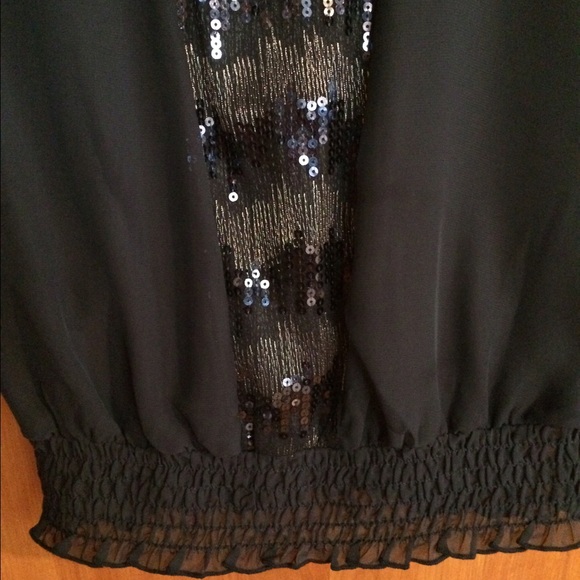 Navy blue shirt sleeve top. - Picture 2 of 3