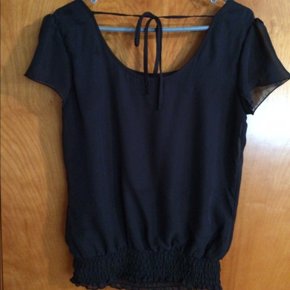 Navy blue shirt sleeve top. - Picture 3 of 3