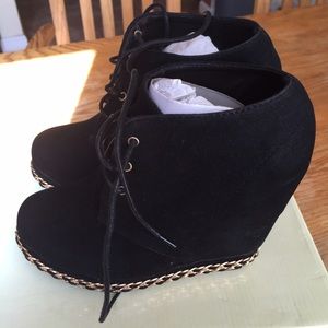 Black gold wedges