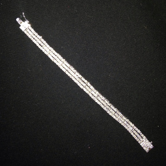 BNWOT 1.85CTW Diamond tennis bracelet