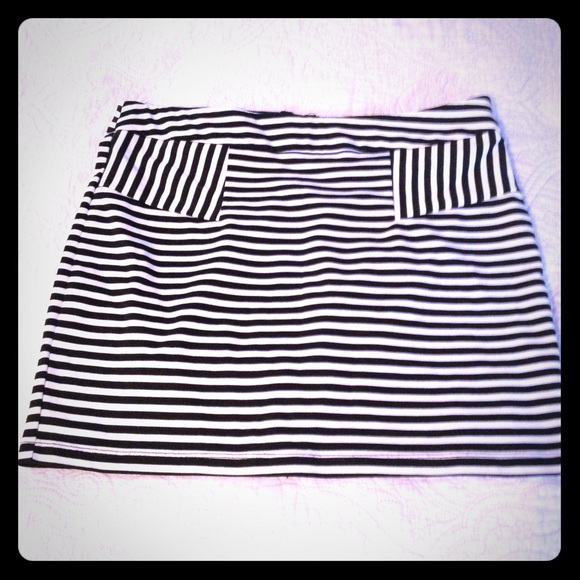 Back Zipped Pencil Skirt