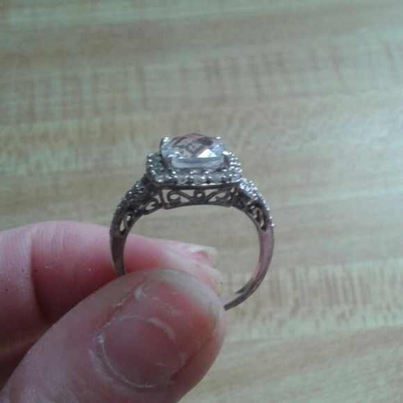 Beautiful engagement ring - Picture 2 of 4