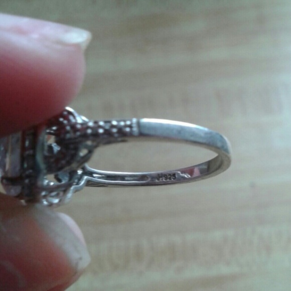Beautiful engagement ring - Picture 3 of 4