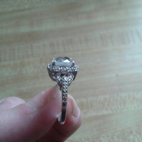 Beautiful engagement ring - Picture 4 of 4
