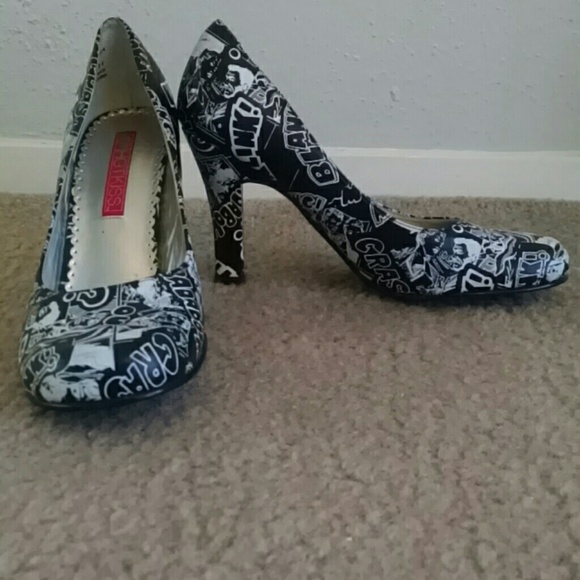 Hot Kiss Onomatopoeia Heels