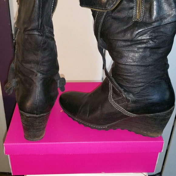 BOOTS - Picture 2 of 3