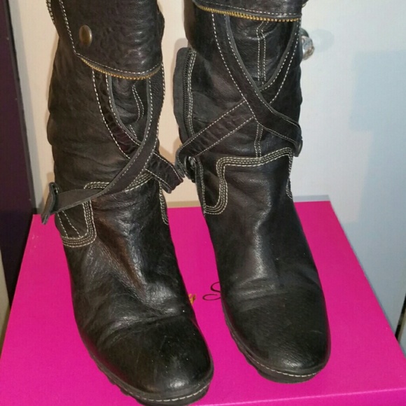 BOOTS - Picture 3 of 3