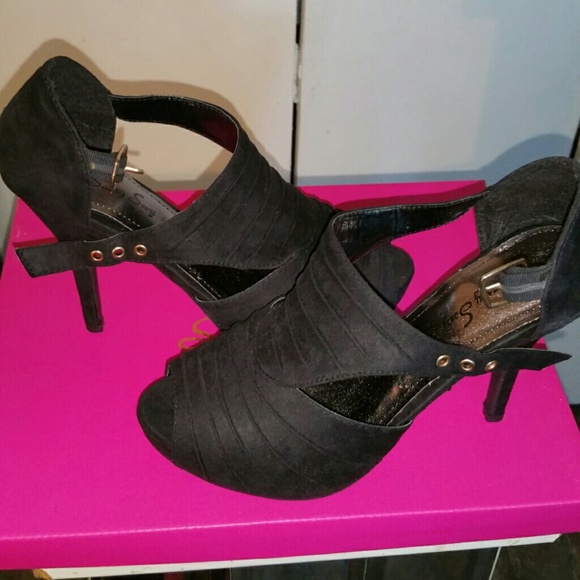 Shoes - Picture 1 of 3