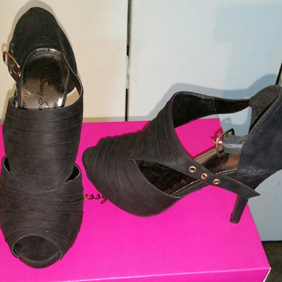 Shoes - Picture 2 of 3