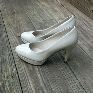 nude pumps