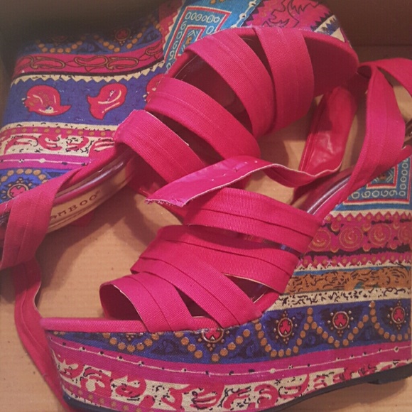 Aztec Wedges - Picture 2 of 3