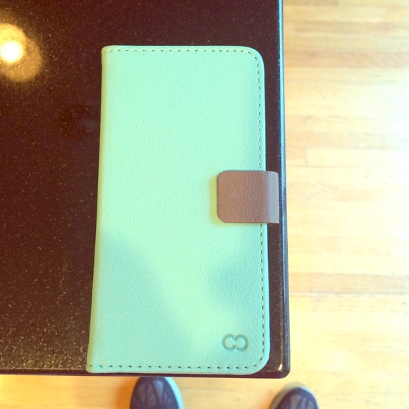 Like new iPhone 5/5s case with magnetic closure