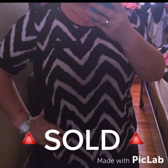 Tops - Black and White Chevron Top 👚