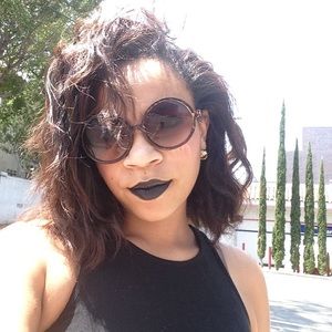 Meet your Posher, Ayonna