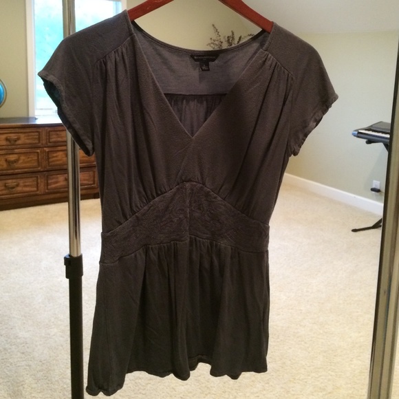 Brown Tunic-Like shirt w/ detailing 💫