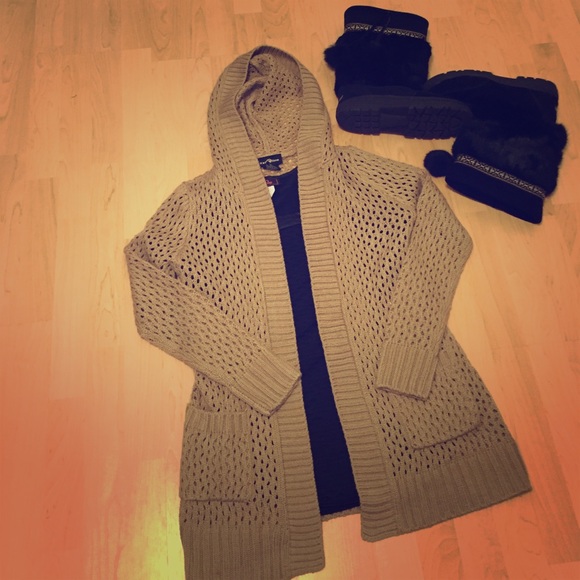 ⛔️ON HOLD UNTIL THURSDAY⛔️Tan cardigan with hood