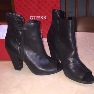 Black leather Guess boots