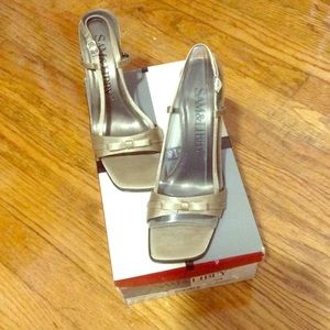 NWT Evening bronze heels